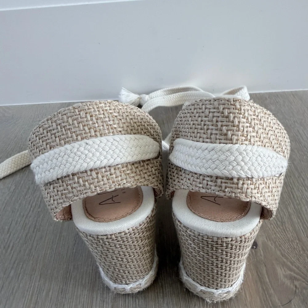 Like New Miani Black and Cream Espadrille Sandals size 8